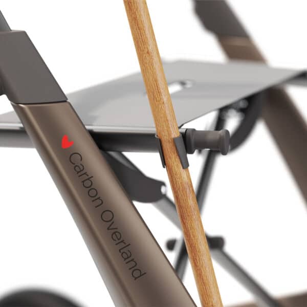 Nærbillede af topklemme monteret på byACRE Carbon Overland rollator med stok