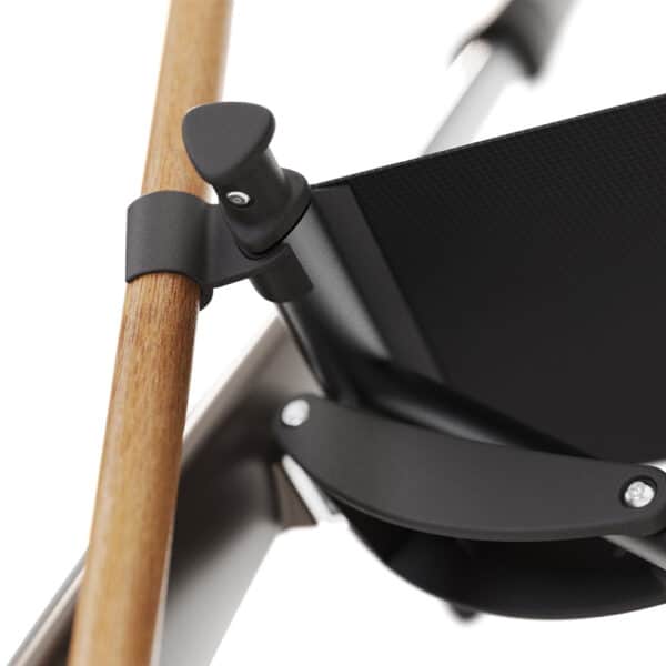 byACRE Carbon Overland rollator med monteret stokkeholder og stok