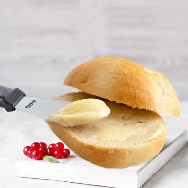 Brød med smør og bær